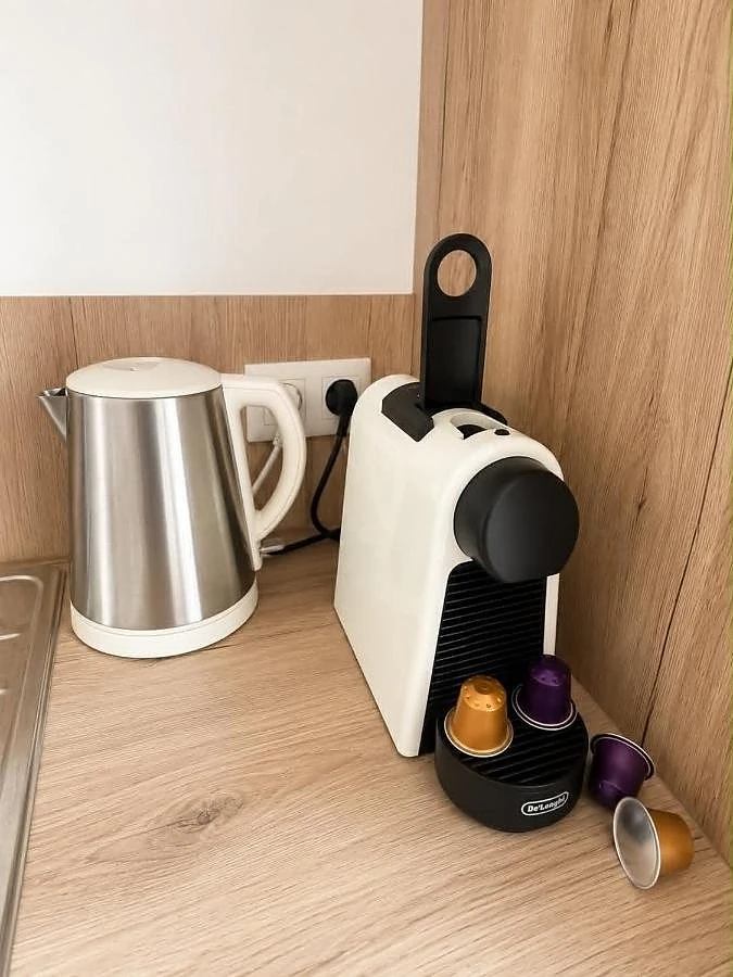 Machine à café Nespresso et bouilloire
