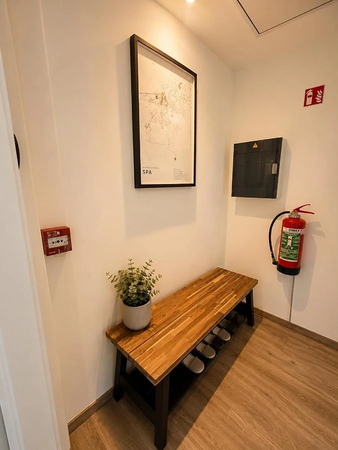 L'entrée avec banc et carte de Spa encadrée