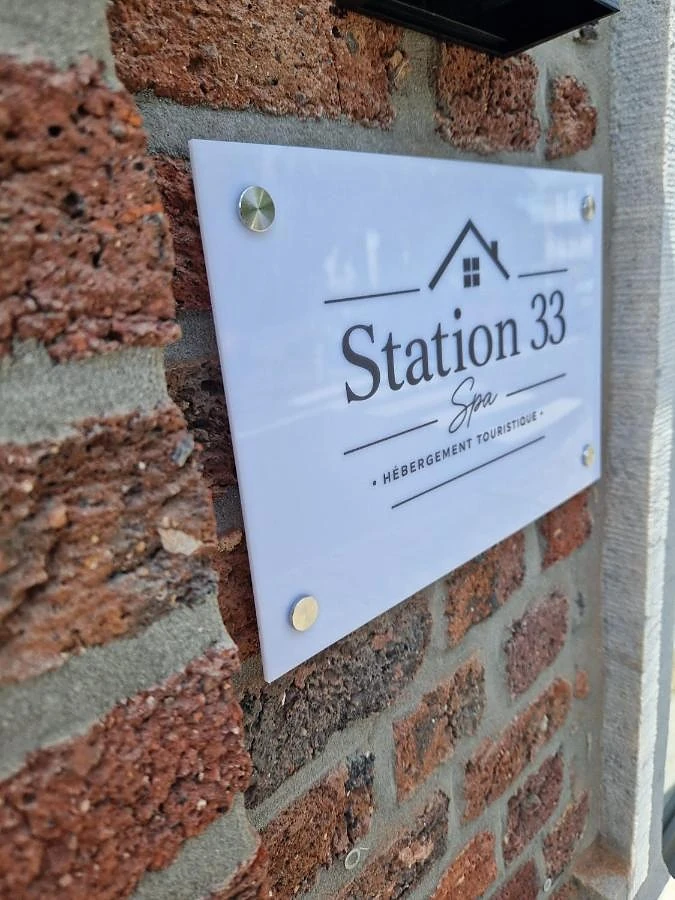 La plaque Station 33 sur la façade en brique