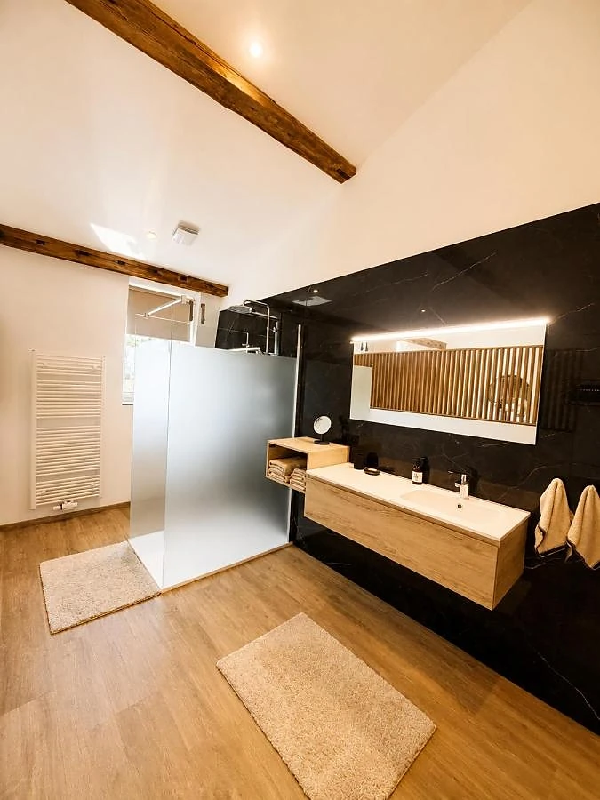 Salle de bain en carrelage effet marbre noir avec double vasque